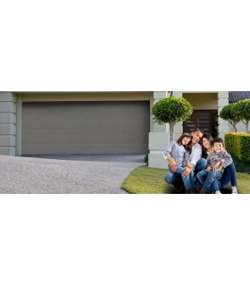 Porte de garage sectionnelle plafond, certifiée norme EURO. Motorisation facultative, panneaux double isolation 42mm.
