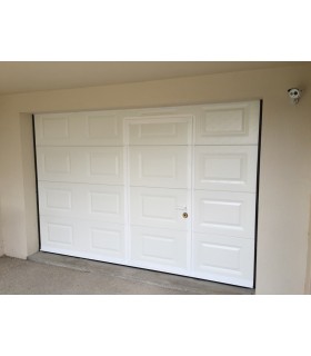 Porte de garage sectionnelle plafond avec portillon fixation moteur