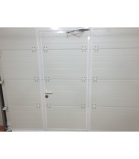 Porte de garage sectionnelle plafond avec portillon fixation moteur