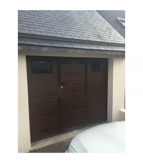 Porte de garage sectionnelle plafond avec portillon ton chêne foncé et hublots