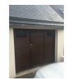 Porte de garage sectionnelle plafond avec portillon ton chêne foncé et hublots