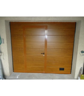 Porte de garage sectionnelle plafond avec portillon ton chêne clair