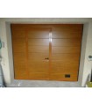 Porte de garage sectionnelle plafond avec portillon ton chêne clair