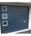 Porte de garage sectionnelle plafond avec portillon ton bleu foncé et hublots