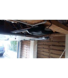 Porte de garage sectionnelle plafond, certifiée norme EURO. Motorisation facultative, panneaux double isolation 42mm.
